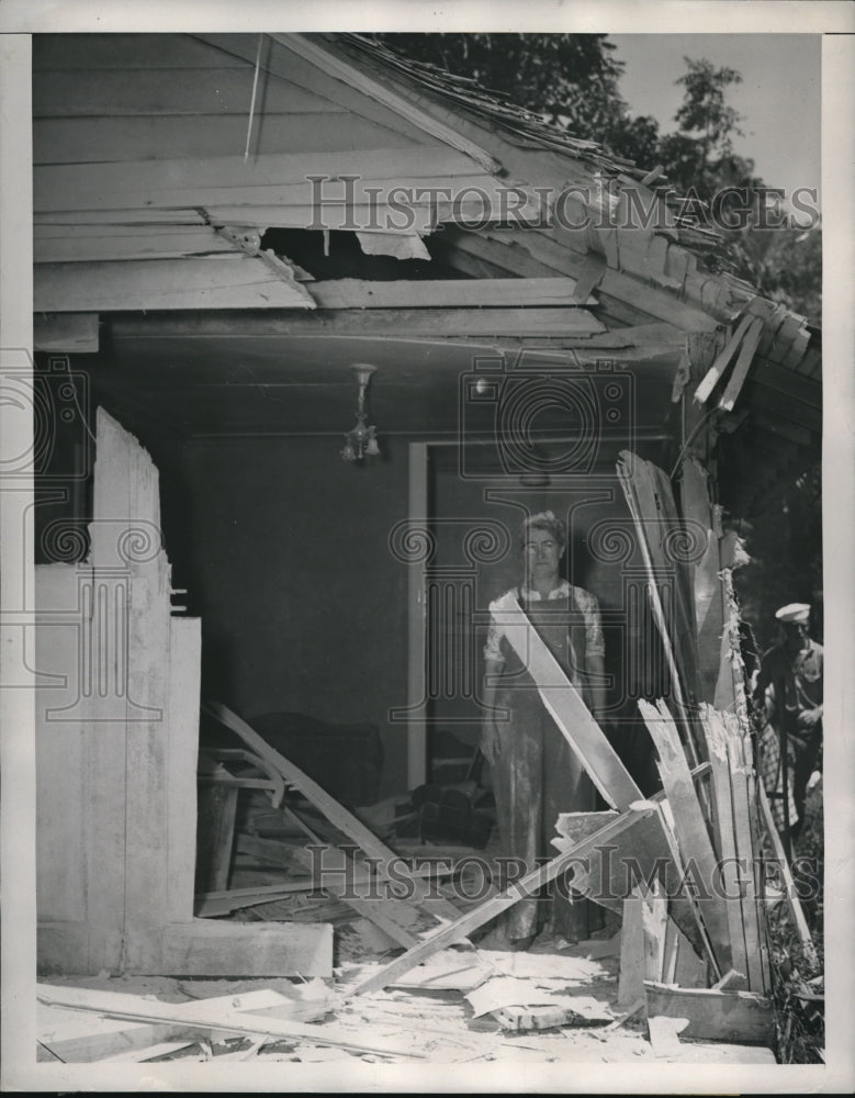 Load image into Gallery viewer, 1944 Press Photo Johnson City Kans Norman Betchke &amp; hole in house from plane
