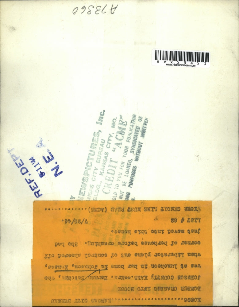 1944 Press Photo Johnson City Kans Norman Betchke & hole in house from plane