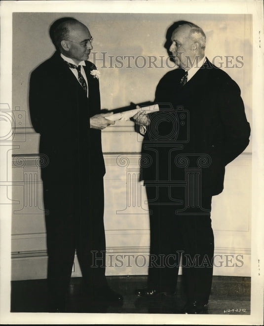 1942 Press Photo R-L Paul W. Litehfied and Charles S. Redding at Franklin Inst.