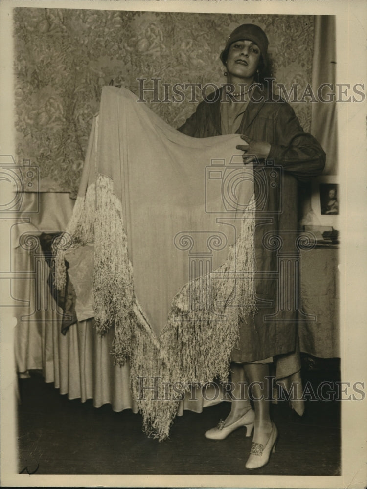 1926 Press Photo Ms. Agnes Rafaelle Kennedy, sales girl showing French Shawl