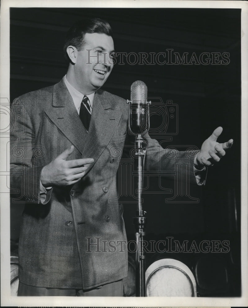 Load image into Gallery viewer, 1942 Press Photo Don McNeill in Breakfast Club
