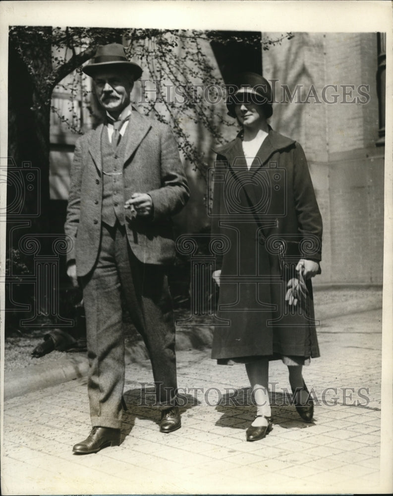 Load image into Gallery viewer, 1927 Press Photo Ramsay MacDonald with daughter Isabel left British Embassy
