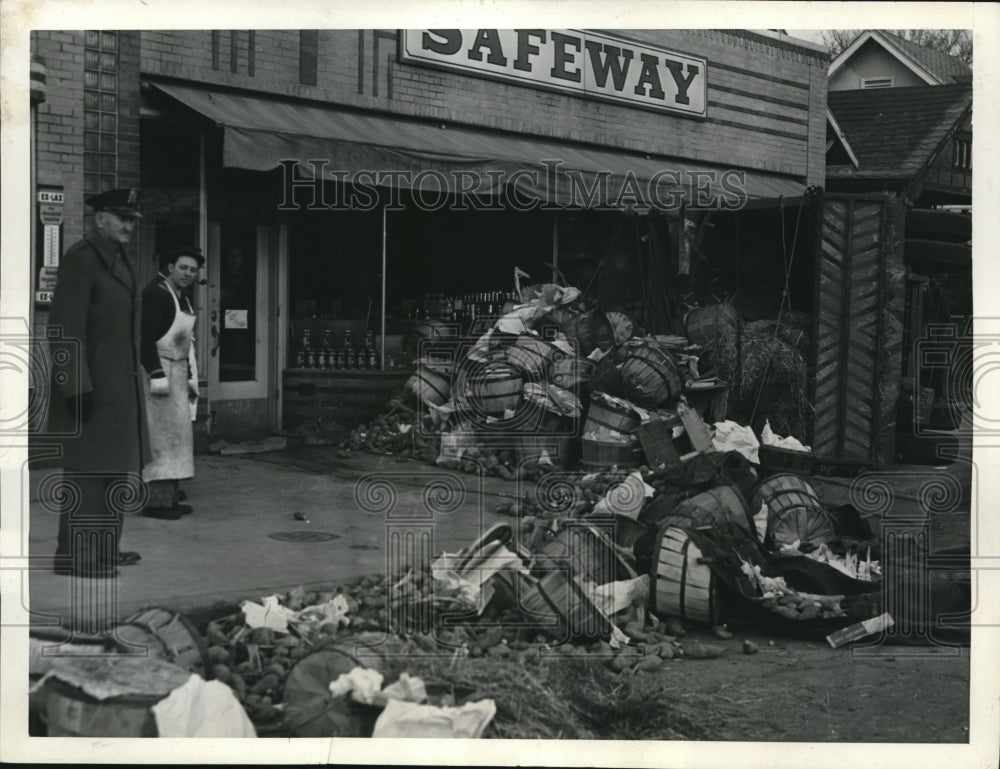 1941 Press Photo Kansas City Mo Tex yams fallenen from truck accident