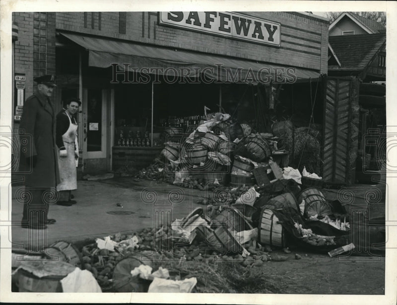 Load image into Gallery viewer, 1941 Press Photo Kansas City Mo Tex yams fallenen from truck accident
