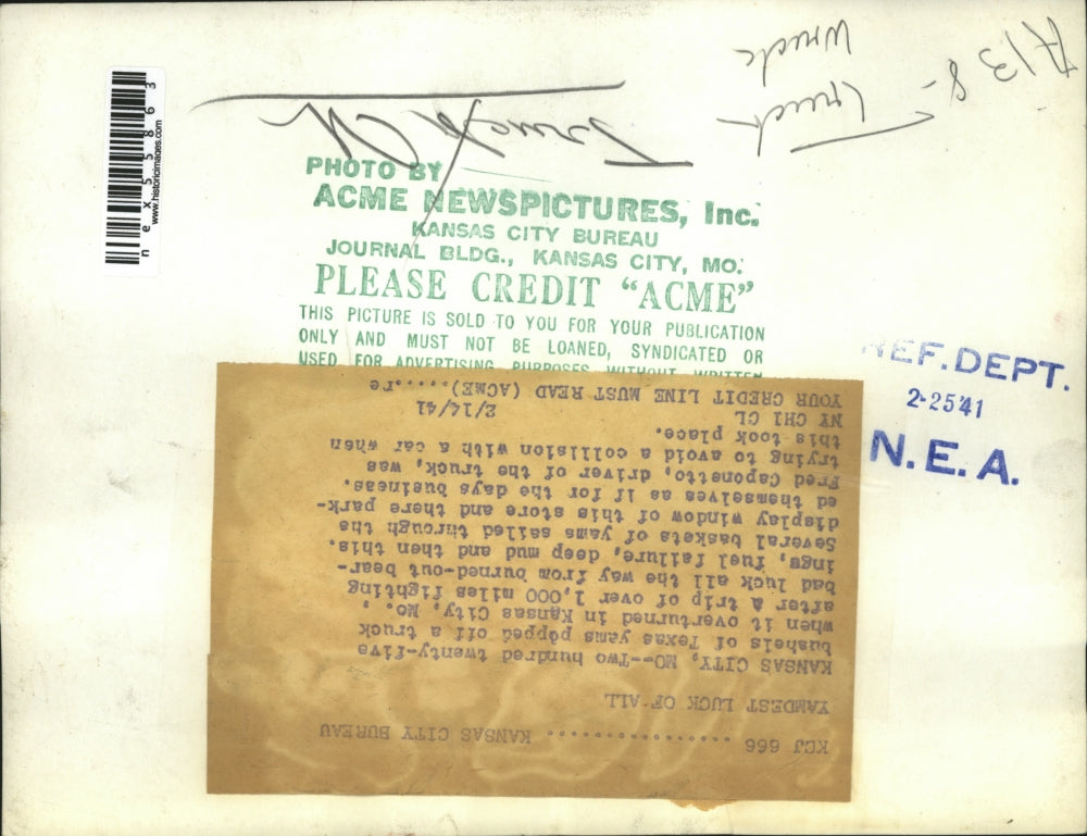 1941 Press Photo Kansas City Mo Tex yams fallenen from truck accident