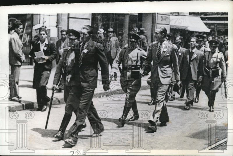 Load image into Gallery viewer, 1942 Press Photo Santiago Chile police detain student demonstrators
