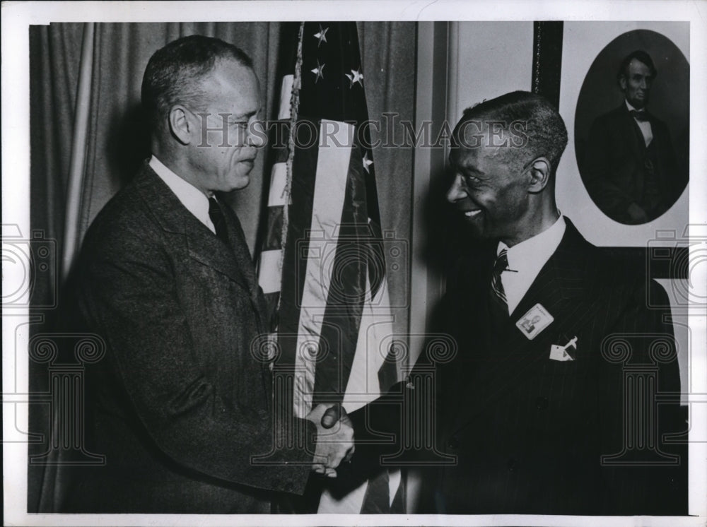 1943 Press Photo Robert P. Patterson, Chief Messenger William Phillip Robinson