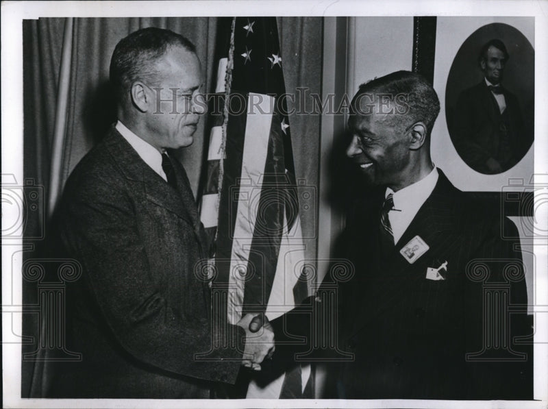 Load image into Gallery viewer, 1943 Press Photo Robert P. Patterson, Chief Messenger William Phillip Robinson
