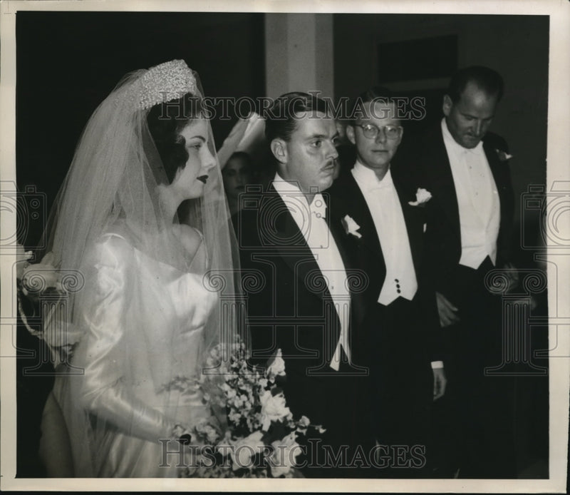 Load image into Gallery viewer, 1947 Press Photo Havana Cuba Al Noeweb weds Miriam Nufer US Amb son
