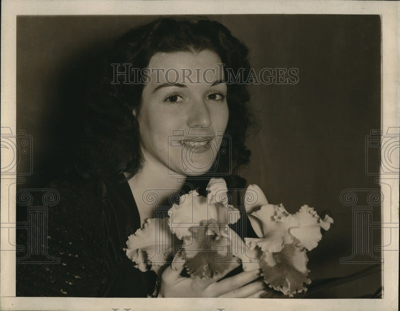 Load image into Gallery viewer, 1939 Press Photo Charlotte Manson &amp; the new Brenda orchid
