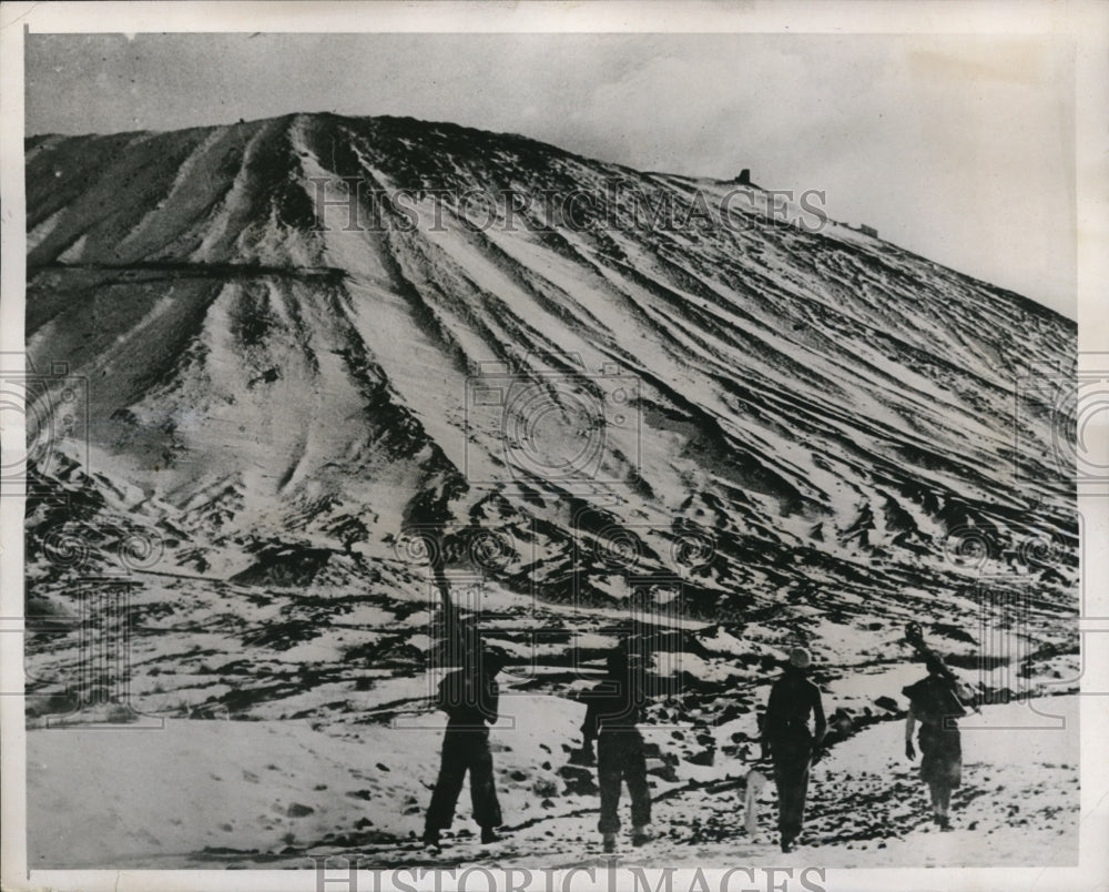 1938 Press Photo Skiers on Slopes of Mount Vesuvius in Italy- Historic Images