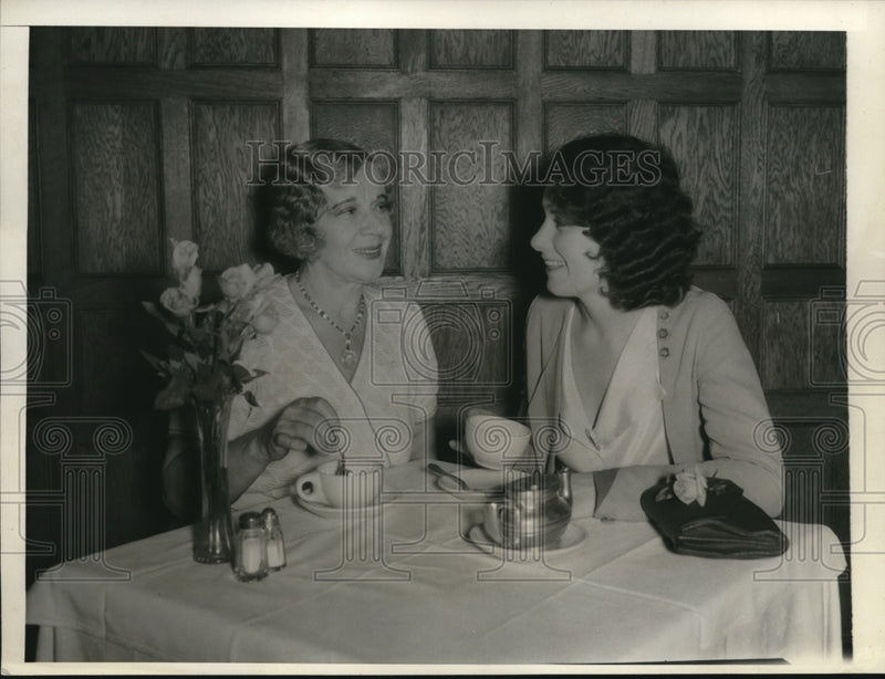 Load image into Gallery viewer, 1932 Press Photo Mrs Minnie Kennedy-Hudson &amp; Myrtle St Pierre in LA Calif
