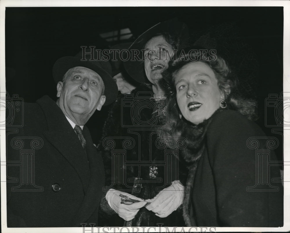 1941 Press Photo Dr Carlisle Knight & wife & daughter