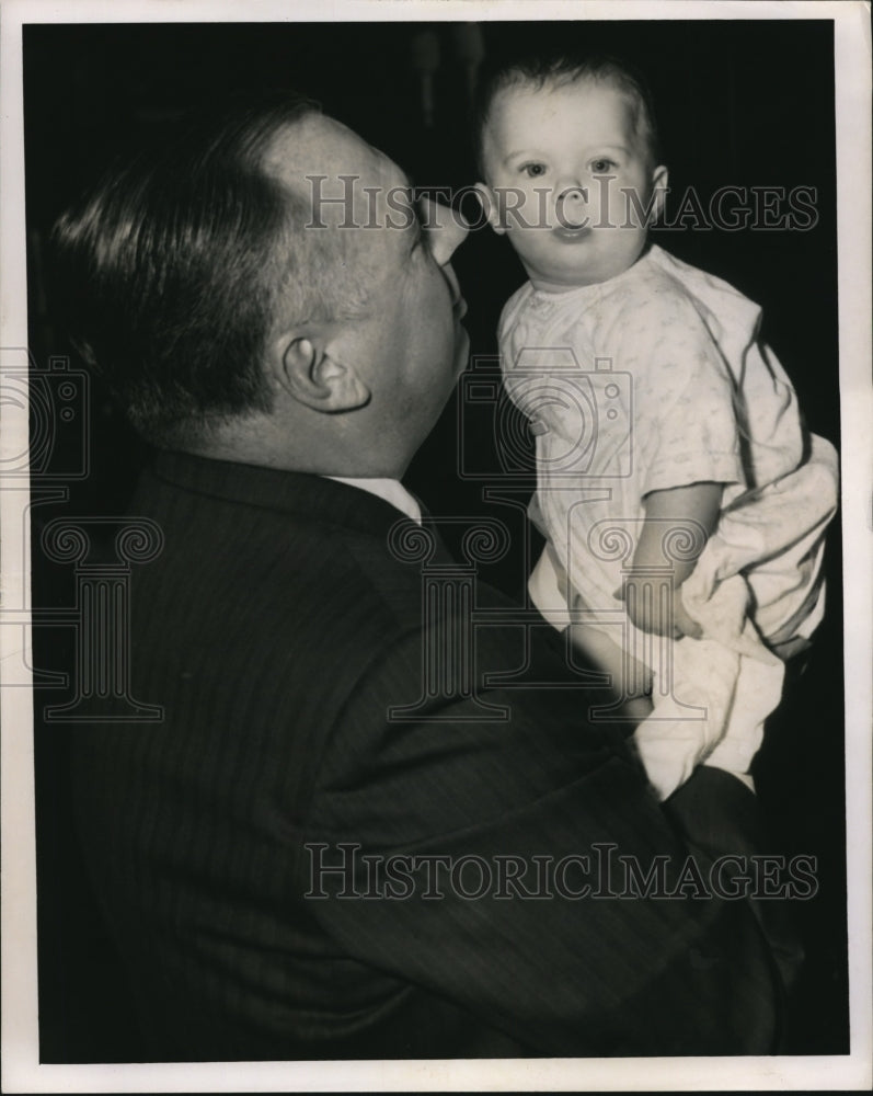 1959 Press Photo Ohio Governor Michael DiSalle Holding Infant Granddaughter