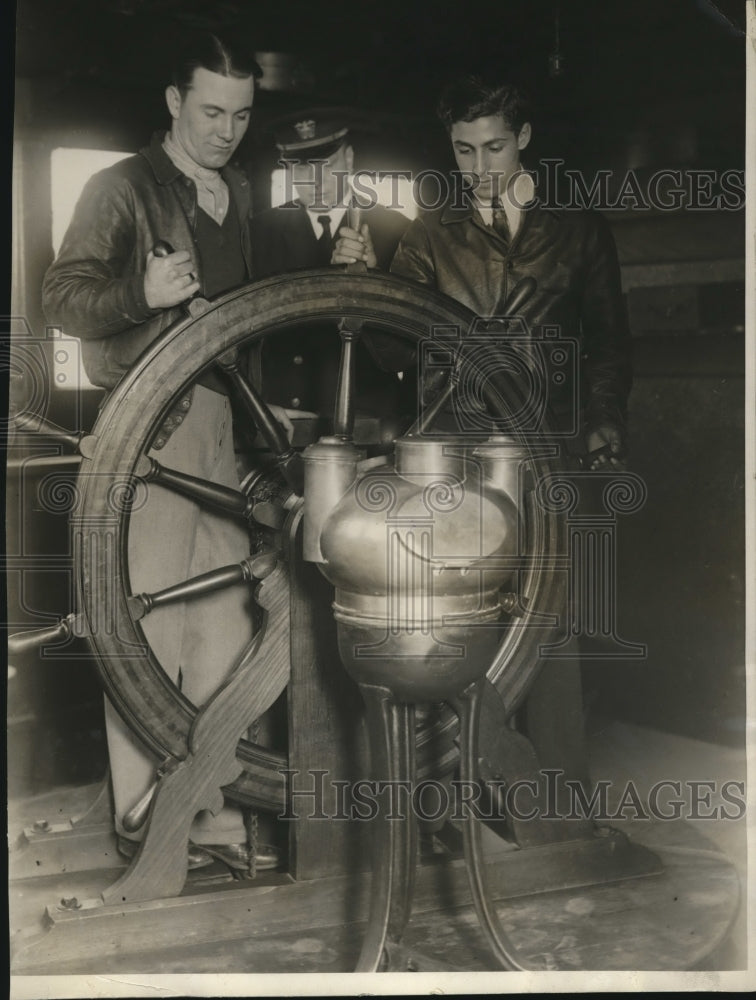 Load image into Gallery viewer, 1930 Press Photo Lt. Fred Kidston in the Piloy House instructing a young cadet

