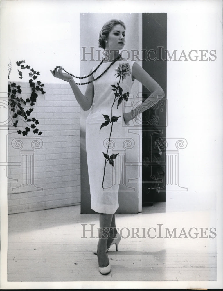 Load image into Gallery viewer, 1958 Press Photo Model Wears Jeanne D'Arc White Chemise Rose Dress - nex56640
