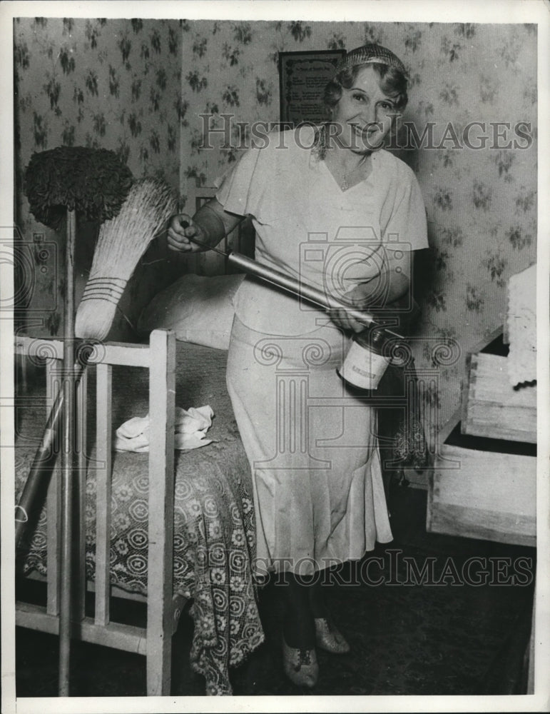 1932 Press Photo Ma Kennedy-Hudson Cleaning Home After Divorce