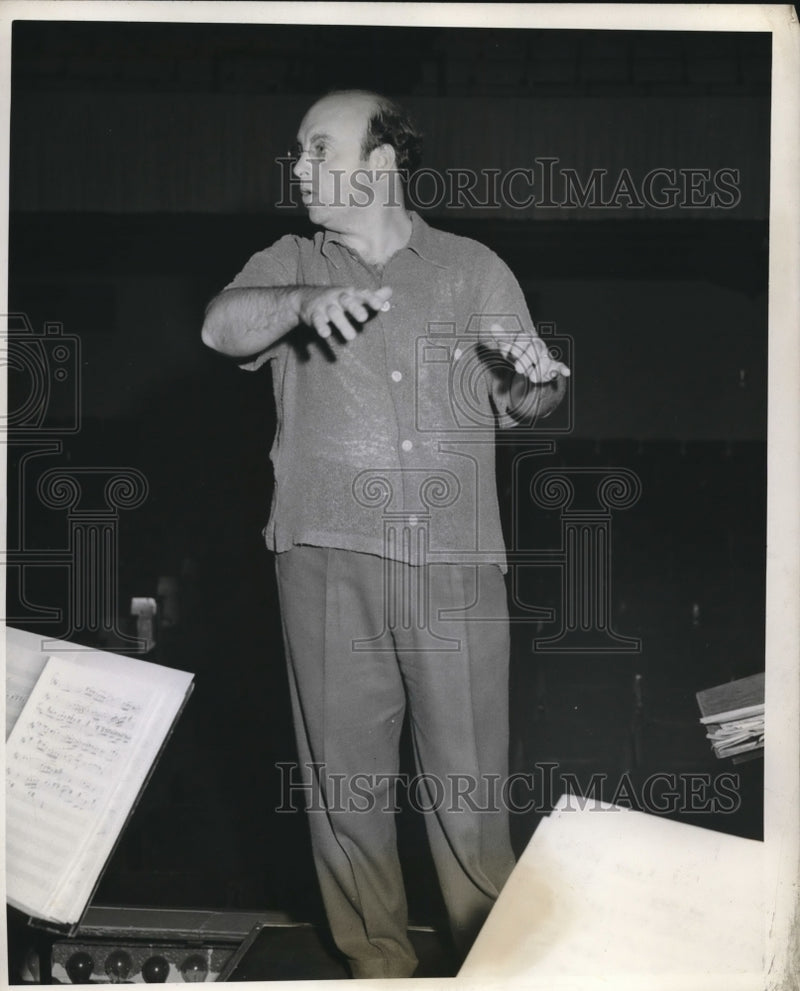 Load image into Gallery viewer, 1940 Press Photo Andre Kostelanetz conductor of Tune Up Time on CBS - nex56681
