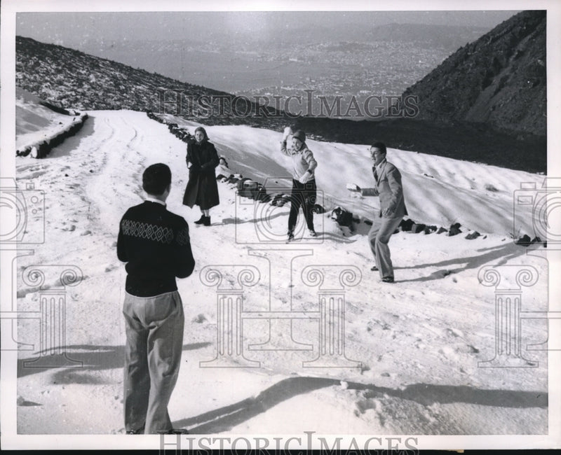 Load image into Gallery viewer, 1954 Press Photo Naples Italy Mount Vesuvius tourists play in the snow
