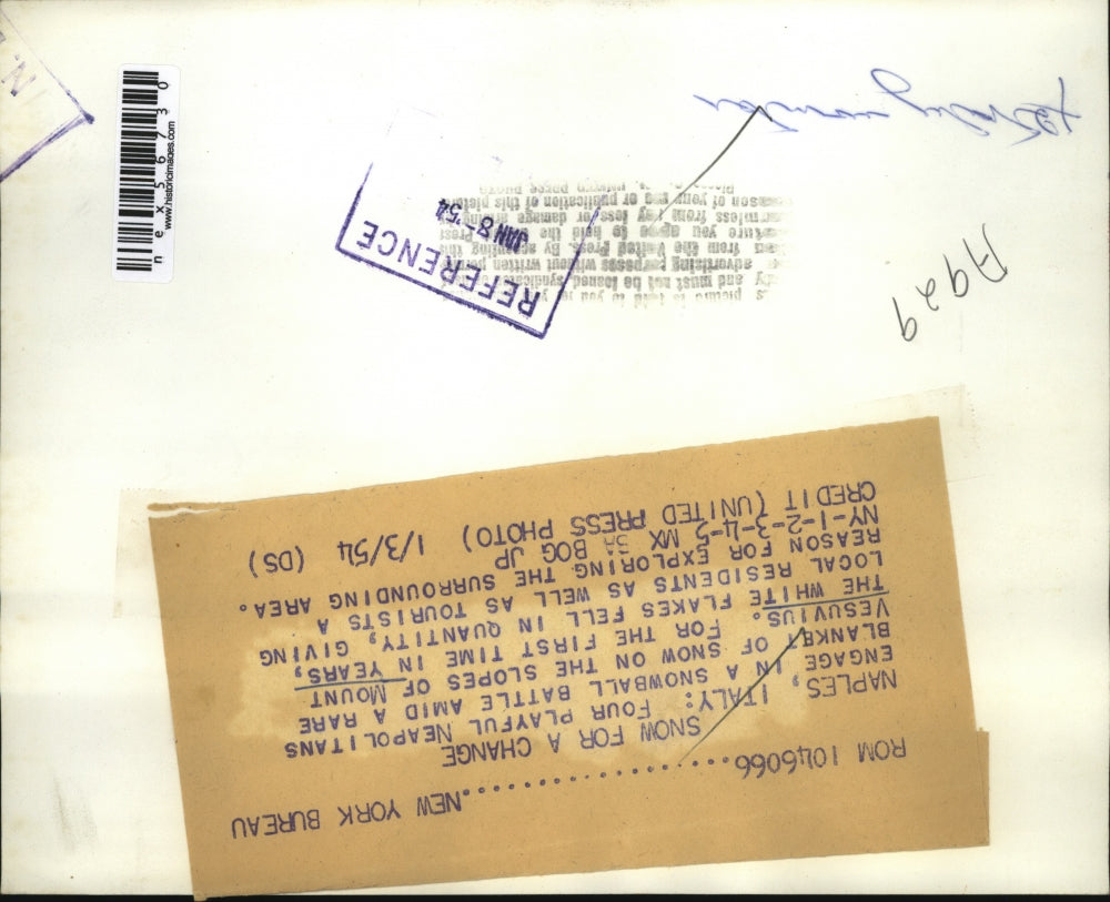 1954 Press Photo Naples Italy Mount Vesuvius tourists play in the snow