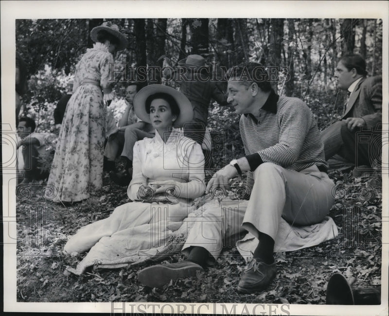 Load image into Gallery viewer, 1963 Press Photo Jean Simmons chats w/ Producer David Susskind
