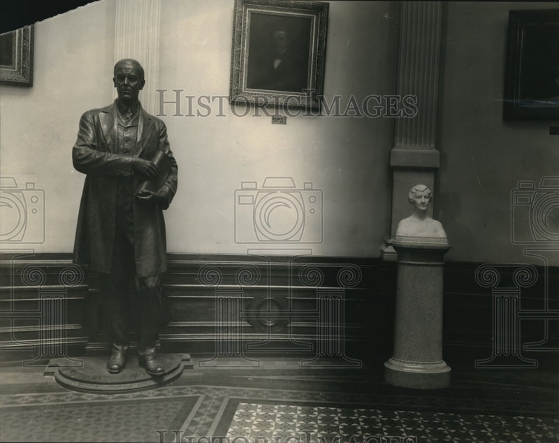 Load image into Gallery viewer, 1926 Press Photo Ma Ferguson's bust in the Capitol next to W Wilson statue
