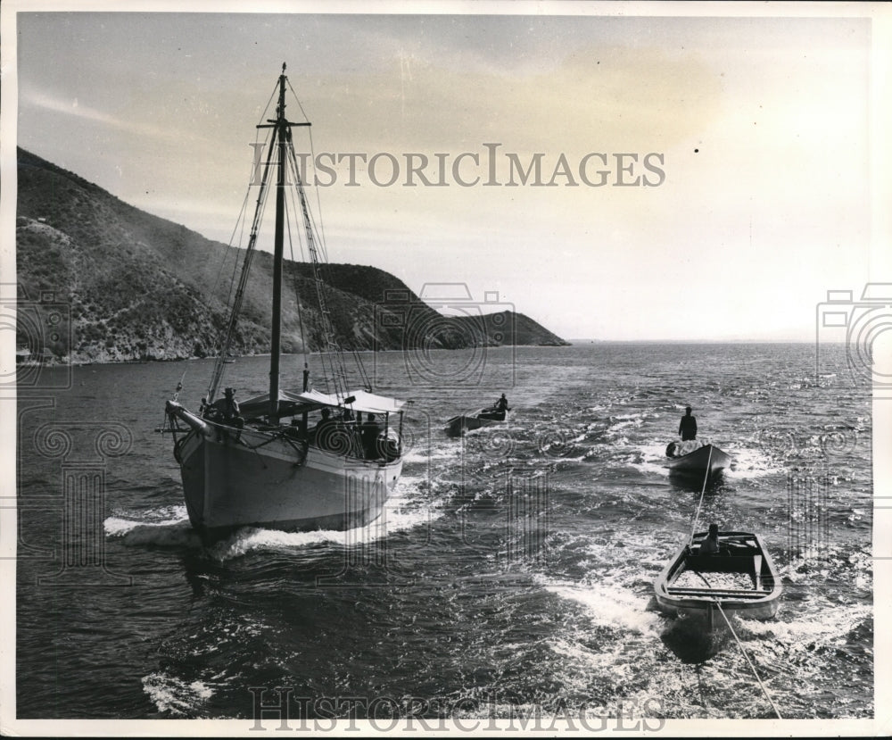 Press Photo Mother Ship & its retinue of hand driven boats returns w/ a catch