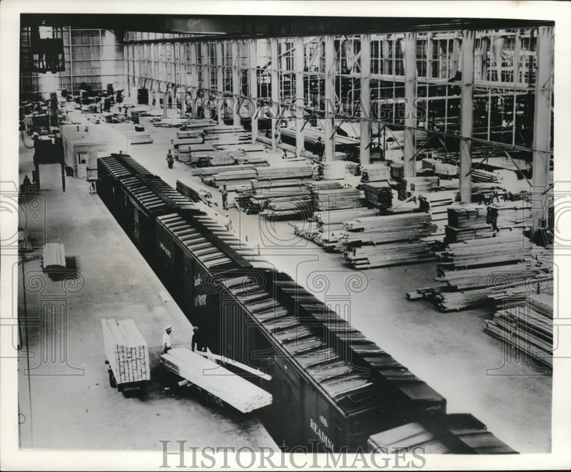 Load image into Gallery viewer, 1964 Press Photo Southern Pine lumber mills &amp; train for shipping
