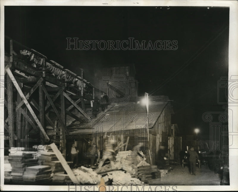 Load image into Gallery viewer, 1931 Press Photo Chicago tunnel fire killed 11 men at construction site
