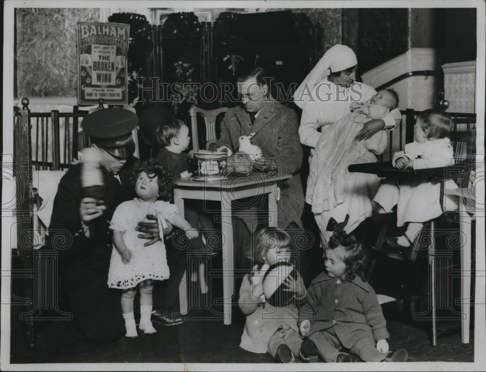 1923 Press Photo Theater baby creche in SW London as moms perform on stage