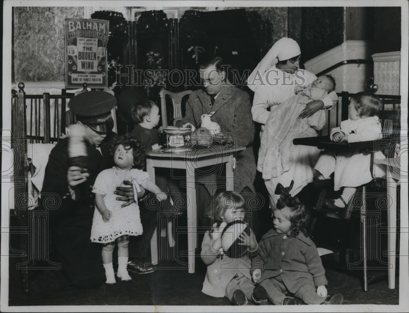 Load image into Gallery viewer, 1923 Press Photo Theater baby creche in SW London as moms perform on stage
