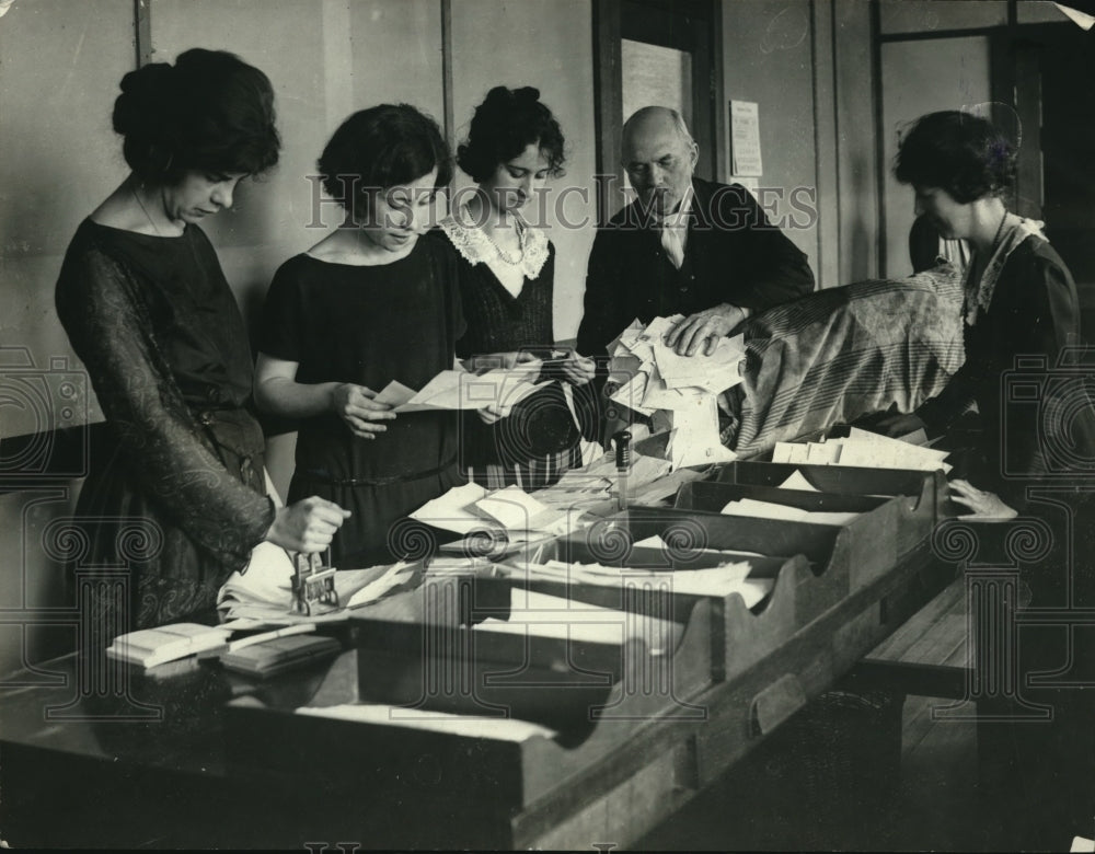 1923 Press Photo US Childrens Bureau & letters on child care