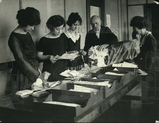 1923 Press Photo US Childrens Bureau & letters on child care