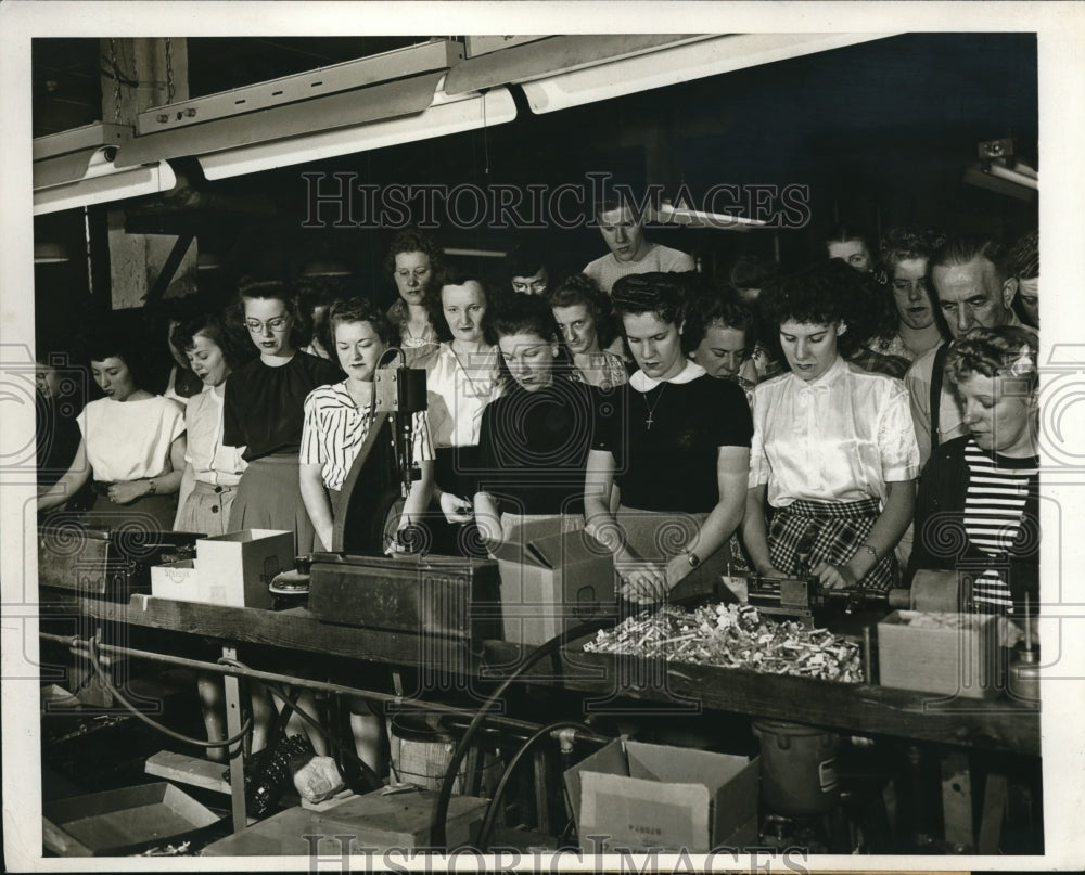 1946 Press Photo Wells-Gardner Company Employees Honor President A.S. Wells