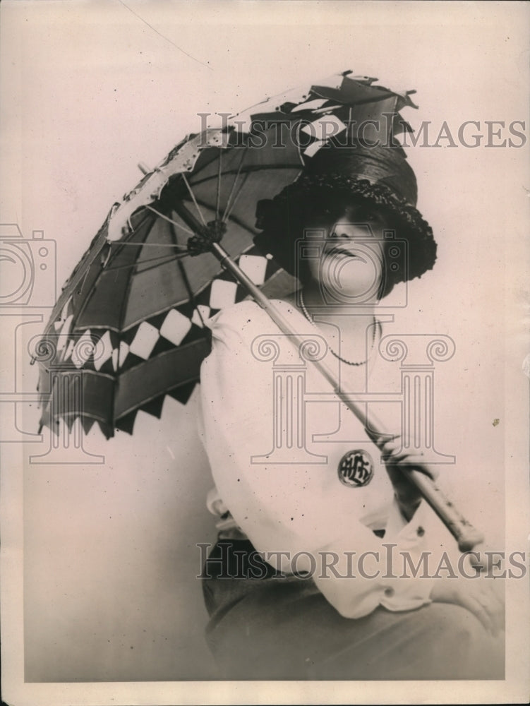 1922 Press Photo A parasol of ribbons woven in open design for sun shade