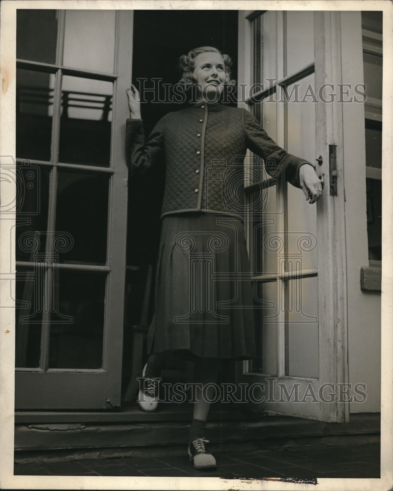 Load image into Gallery viewer, 1938 Press Photo Jacket outfit for the college girl in wool jersey - nex57068
