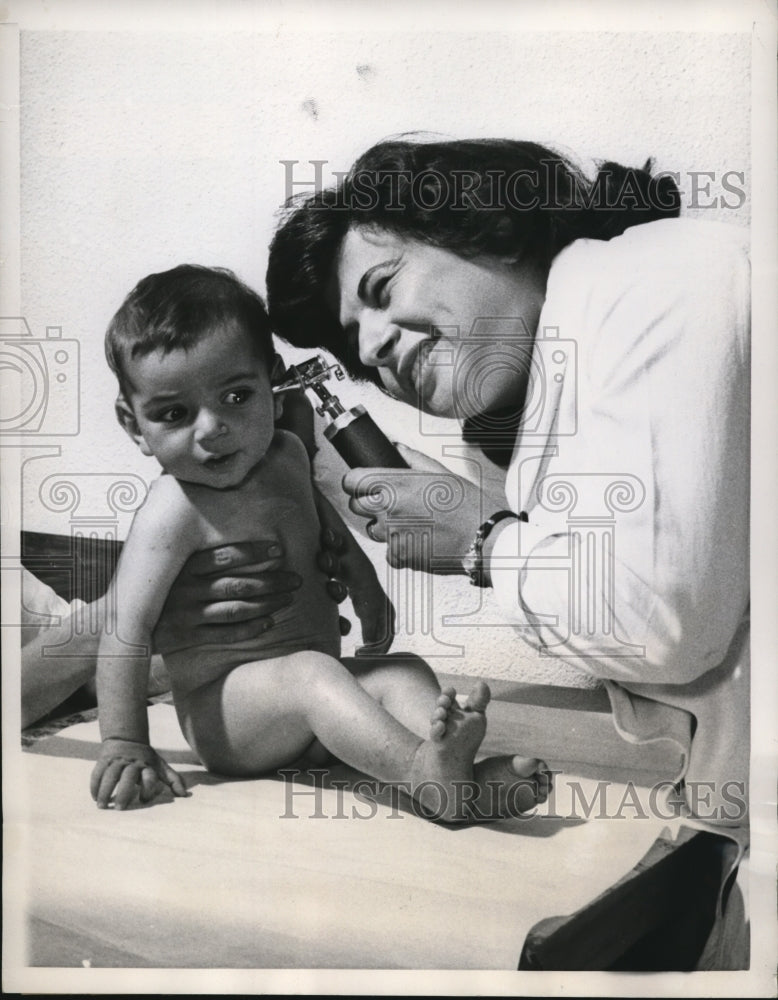 1960 Press Photo Iranian Physician Checking Baby's Ears Using Otoscope, Tehran