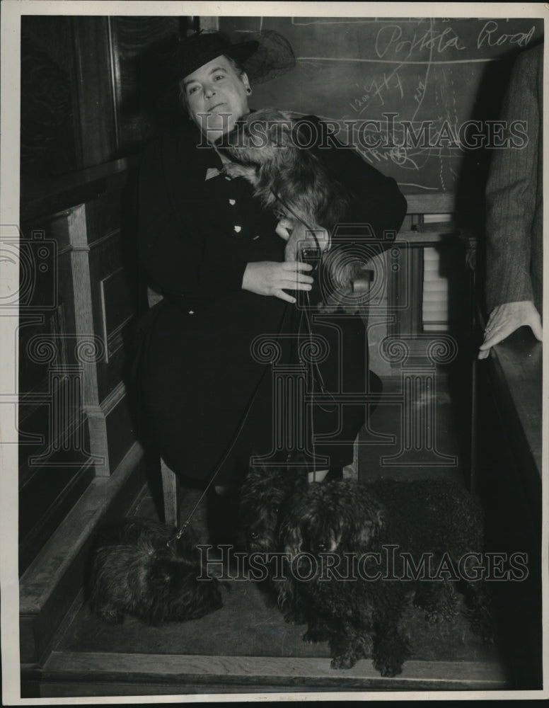 1941 Press Photo Lydia Hopkins in Nuisance Trial Has Dogs De Barked California