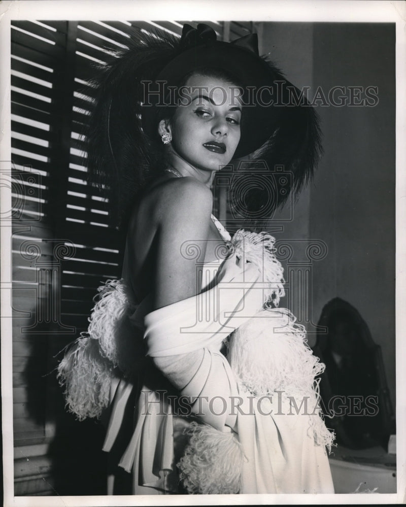 Load image into Gallery viewer, 1947 Press Photo Model Margarite Savilla Wearing Florell Black Feather Hat
