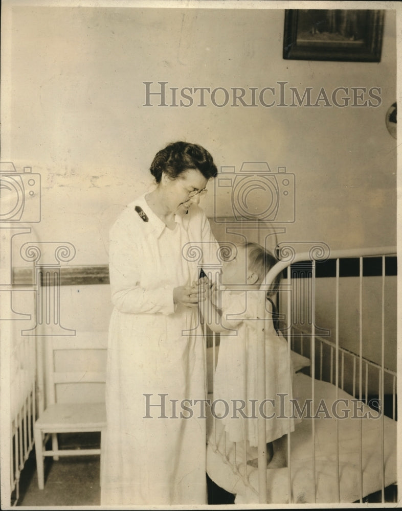 Load image into Gallery viewer, 1923 Press Photo Little tot at the Salvation Army Nursery &amp; Social Settlement
