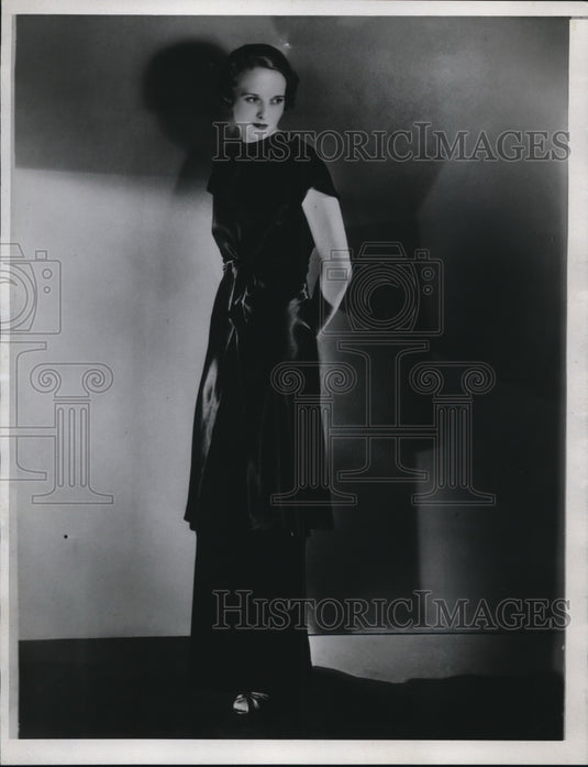 1934 Press Photo Costume courtesy Sales-Fifth Avenue