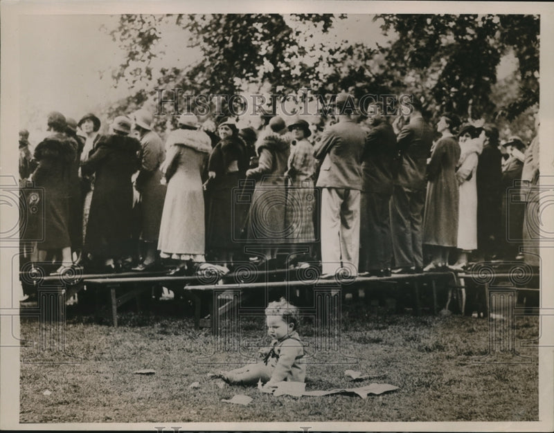 Load image into Gallery viewer, 1935 Press Photo Crowds to see King &amp; Queen at Trooping of Colors ceremony
