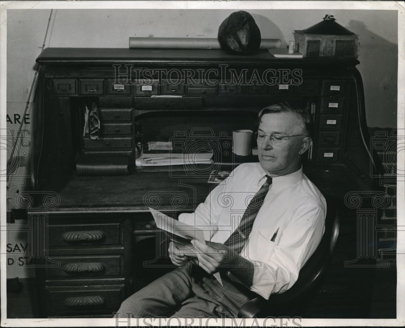 Load image into Gallery viewer, 1945 Press Photo Louis Keserick pres of 1st Natl Bank Dime Box, Texas
