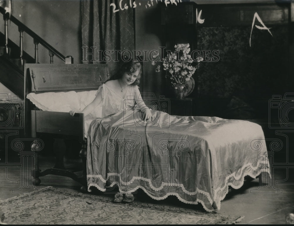 1920 Press Photo A bed with a reclining & lifting feature with pushbutton