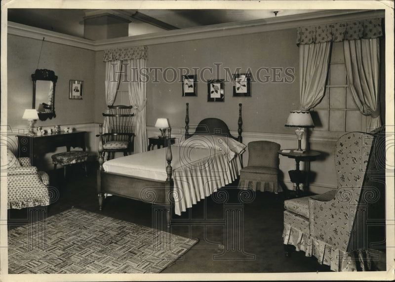 Load image into Gallery viewer, 1931 Press Photo An American Colonial style bedroom decor
