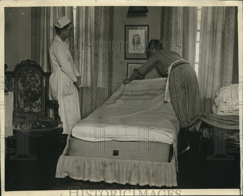 Load image into Gallery viewer, 1923 Press Photo Home assistance College lessons in bed making
