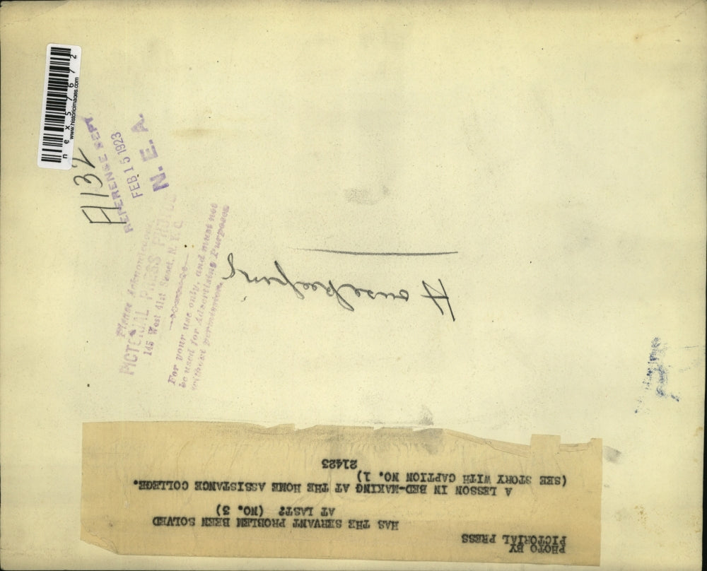 1923 Press Photo Home assistance College lessons in bed making