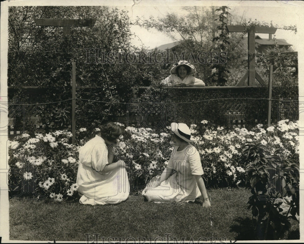 1923 Press Photo The kind of community, neighborhood school with Daisy Flowers