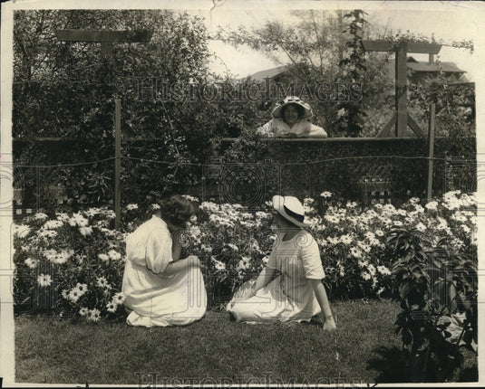 1923 Press Photo The kind of community, neighborhood school with Daisy Flowers