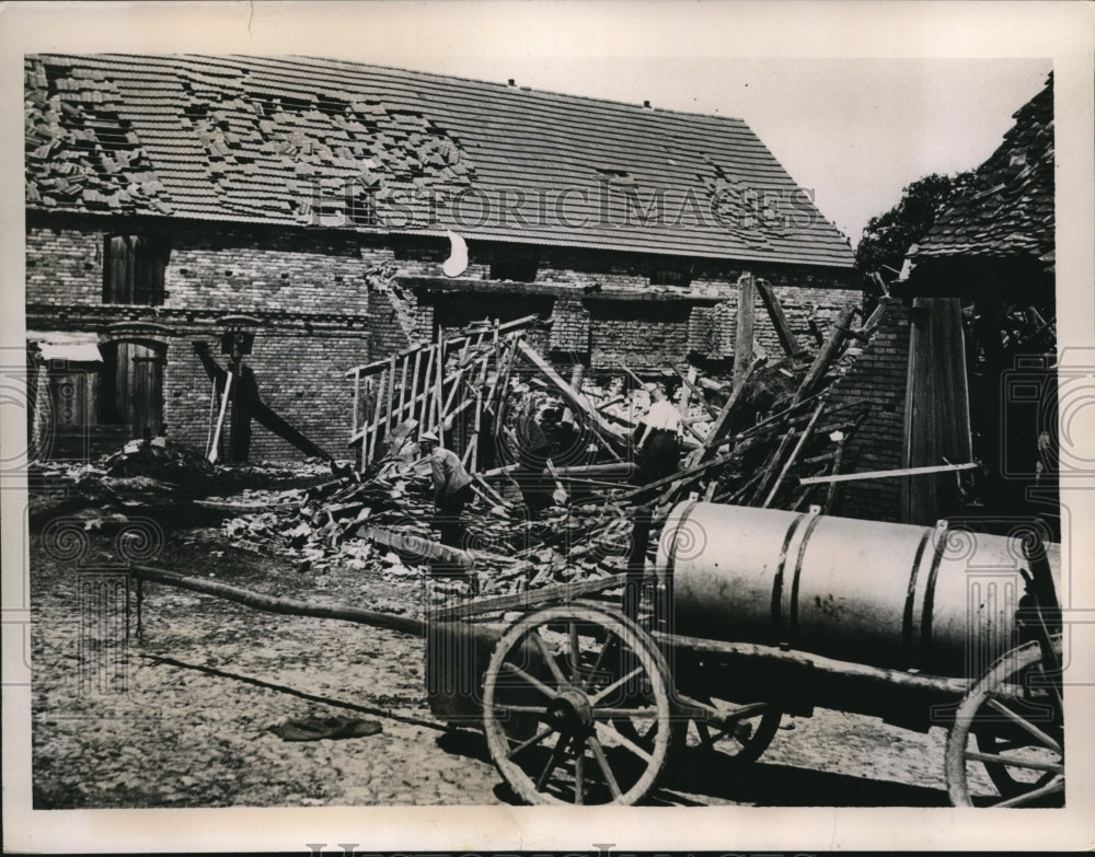 1935 Press Photo Search for victims of German Munitions Plant explosion
